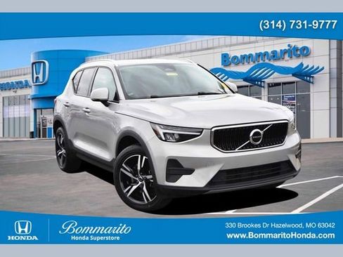 Used 2023 Volvo XC40 B5 Core image 1