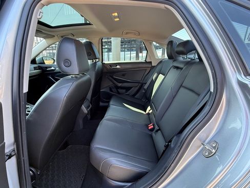 Used 2020 Volkswagen Jetta SE w/ SE Cold Weather Package FWD image 16
