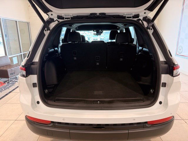 Used 2025 Jeep Grand Cherokee Altitude AWD/4WD image 6