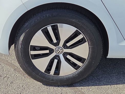 Used 2018 Volkswagen e-Golf SEL Premium image 7