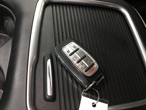 Used 2023 Chrysler Pacifica Touring-L AWD/4WD image 10