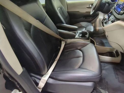 Used 2024 Chrysler Pacifica Select image 25
