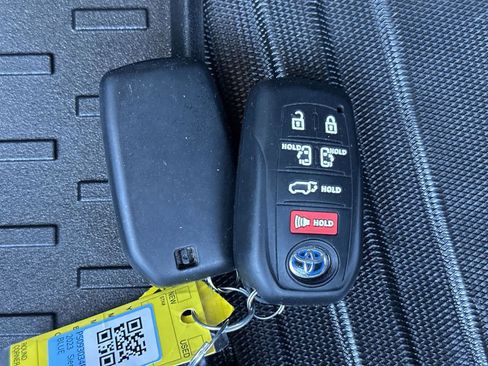Used 2023 Toyota Sienna Platinum image 20