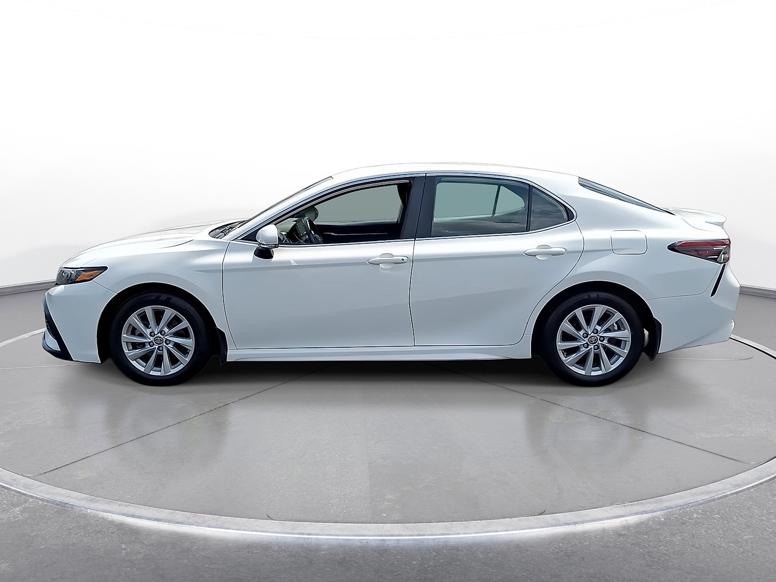 Used 2024 Toyota Camry SE FWD image 5