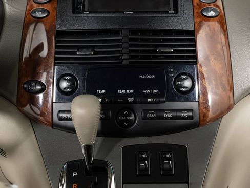 Used 2004 Toyota Sienna XLE Limited image 35