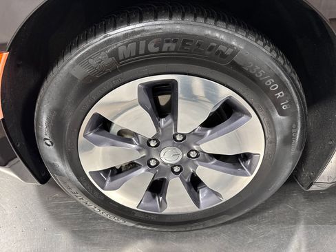 Used 2018 Chrysler Pacifica Limited w/ Advanced Safetytec Group FWD image 2