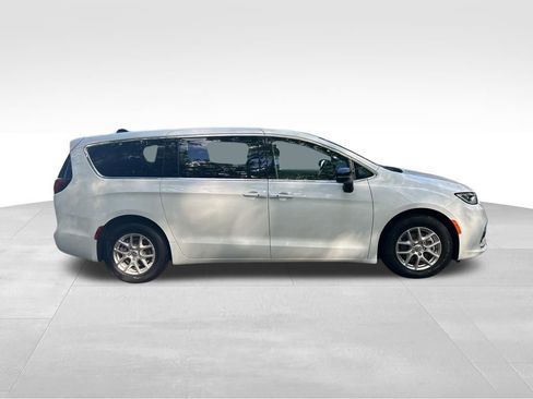 Used 2024 Chrysler Pacifica Touring-L FWD image 7
