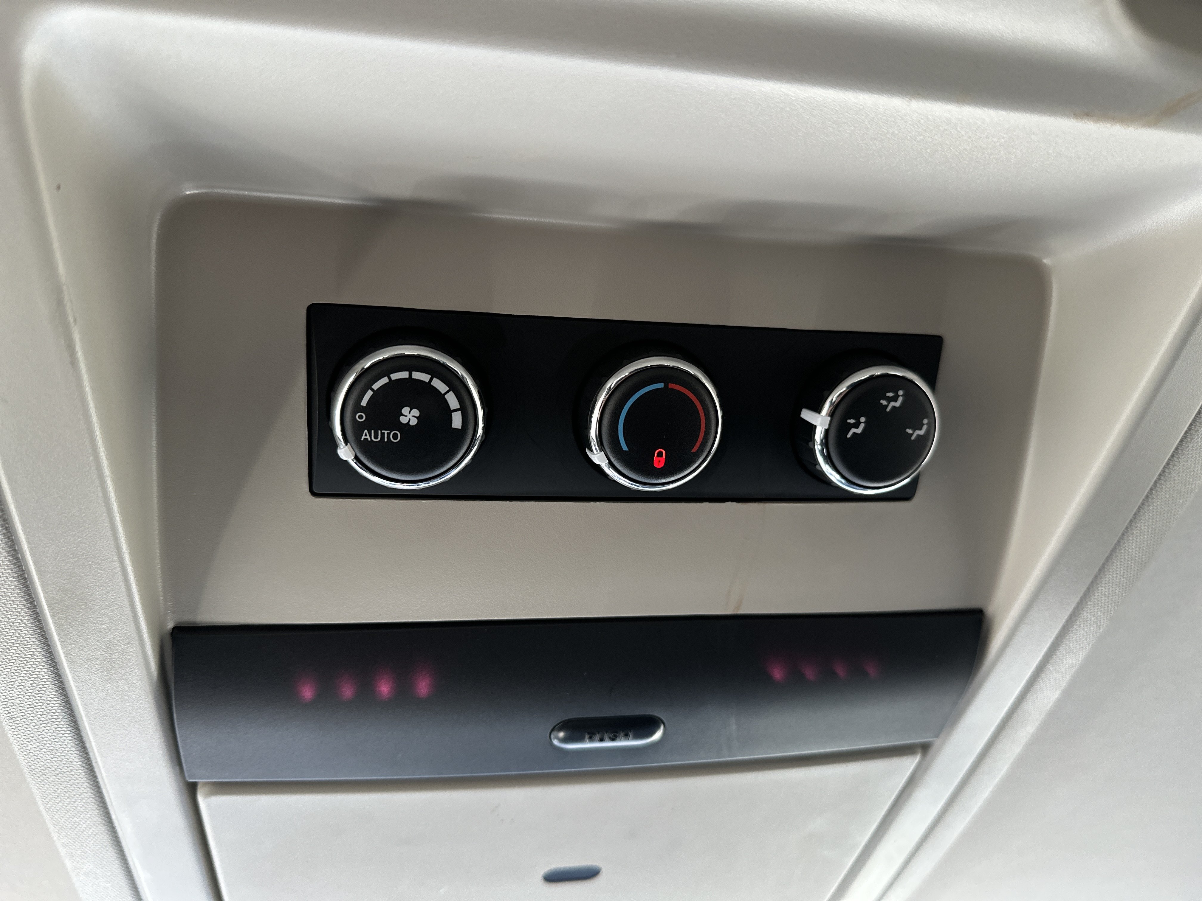 Used 2015 Chrysler Town & Country Touring w/ Driver Convenience Group FWD image 25