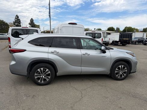 Used 2020 Toyota Highlander XLE AWD/4WD image 6
