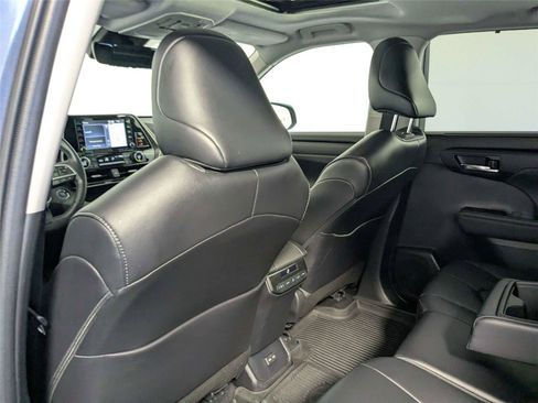 Used 2022 Toyota Highlander XLE AWD/4WD image 38