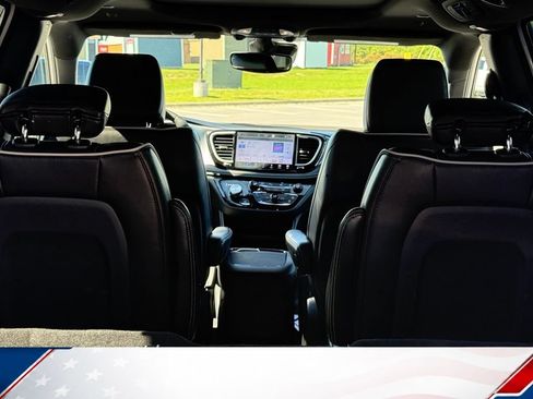 Used 2025 Chrysler Pacifica Limited FWD image 6