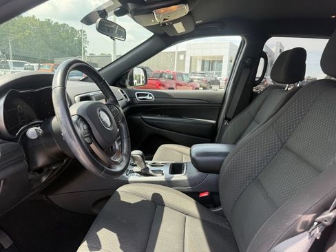 Used 2021 Jeep Grand Cherokee Laredo RWD image 4