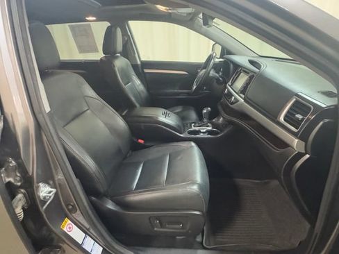 Used 2017 Toyota Highlander XLE AWD/4WD image 37