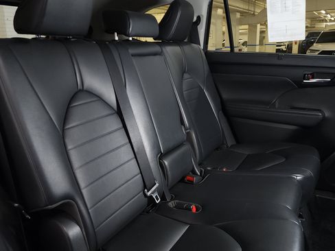 Used 2020 Toyota Highlander XLE AWD/4WD image 22