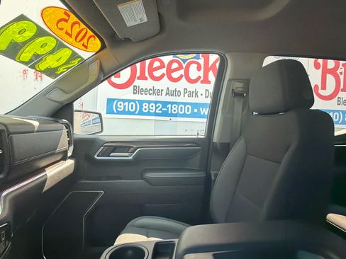 Used 2025 Chevrolet Silverado 1500 LT RWD image 30