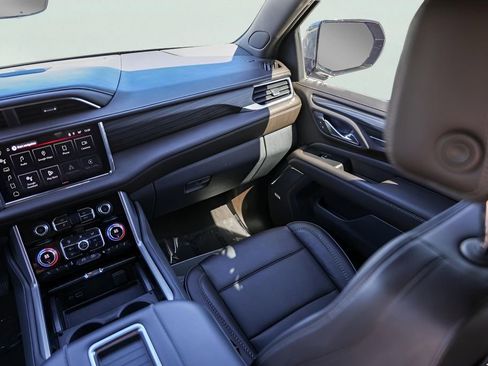 Used 2023 GMC Yukon Denali w/ Advanced Technology Package image 31