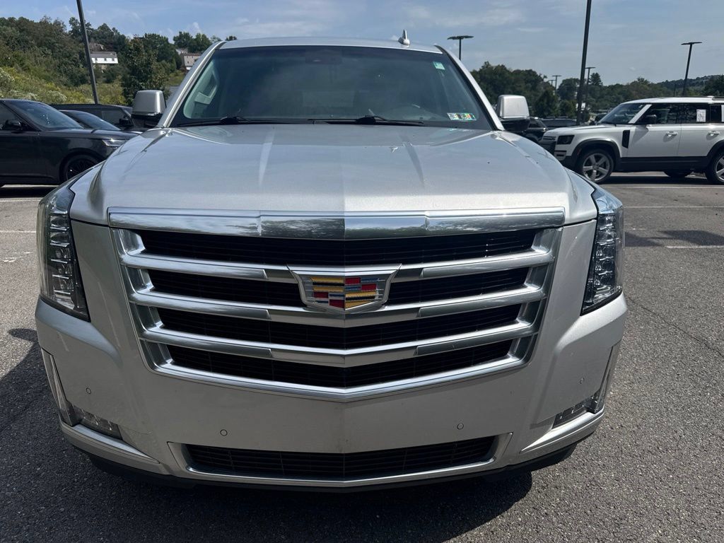 Used 2016 Cadillac Escalade Luxury AWD/4WD image 2