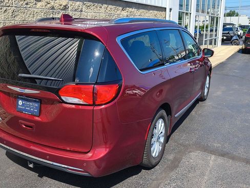 Used 2018 Chrysler Pacifica Touring-L w/ Premium Audio Group FWD image 3