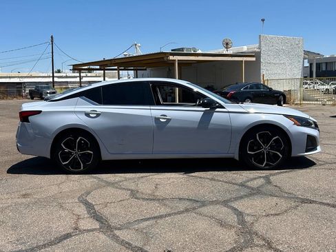 Used 2024 Nissan Altima 2.5 SR FWD image 2