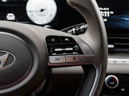 Used 2024 Hyundai Elantra SEL w/ Convenience Package image 13