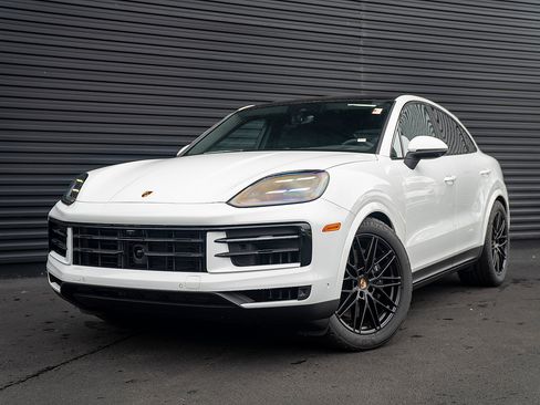 Used 2025 Porsche Cayenne Coupe image 1