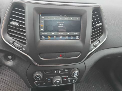 Used 2019 Jeep Cherokee Latitude Plus w/ Cold Weather Group AWD/4WD image 19