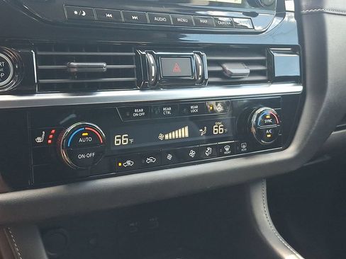 Used 2023 Nissan Pathfinder SL AWD/4WD image 16