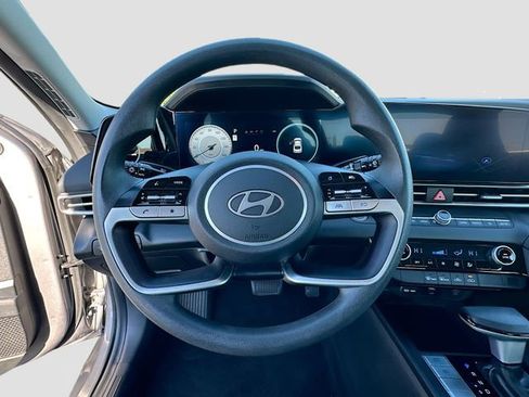 Used 2024 Hyundai Elantra SEL image 11