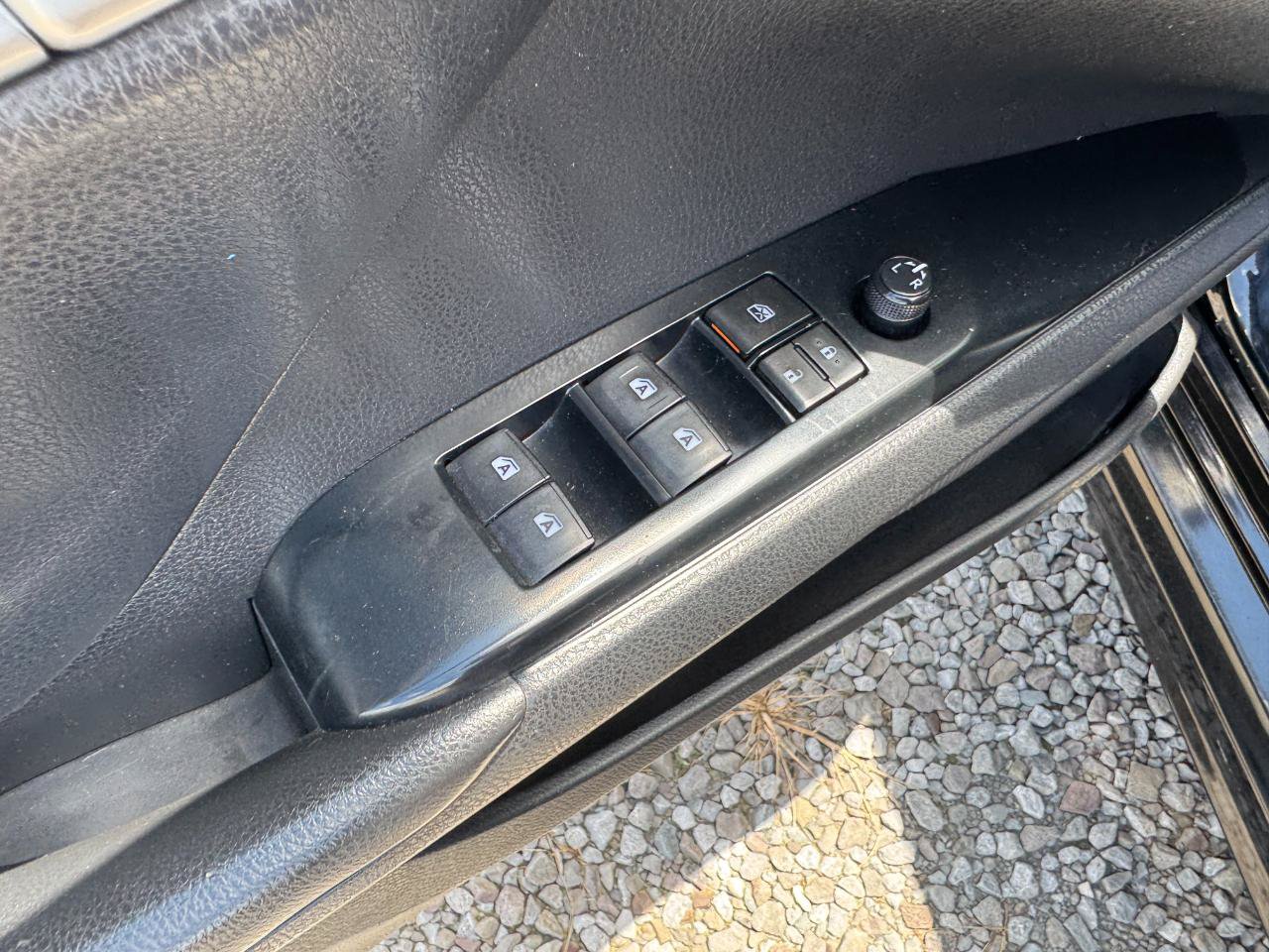 Used 2019 Toyota Camry SE w/ Carpet Mat Package FWD image 18