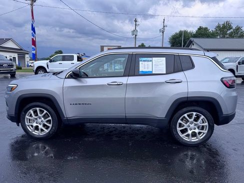 Used 2023 Jeep Compass Latitude w/ Sun and Sound Group AWD/4WD image 9