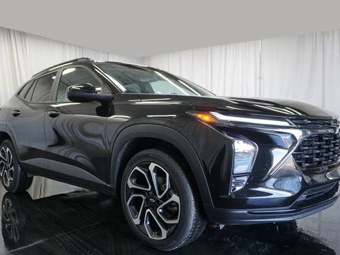 Used 2025 Chevrolet Trax RS w/ Driver Confidence Package FWD image 2