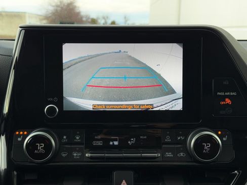 Used 2023 Toyota Highlander XLE AWD/4WD image 22
