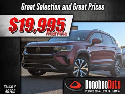 Used 2024 Volkswagen Taos SE w/ Panoramic Sunroof Package