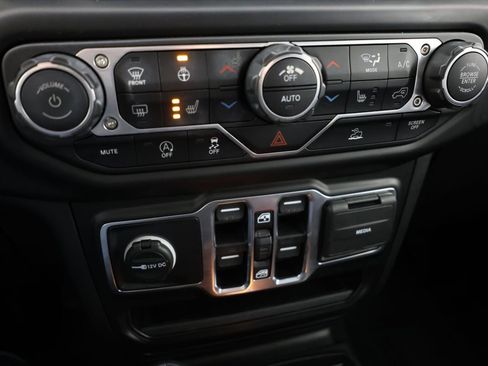 Used 2022 Jeep Wrangler Unlimited Sahara w/ LED Lighting Group AWD/4WD image 28