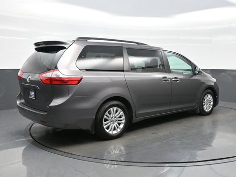 Used 2017 Toyota Sienna Limited Premium image 6