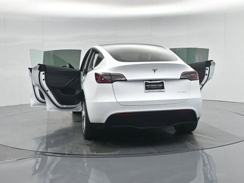 Used 2024 Tesla Model Y Long Range image 30