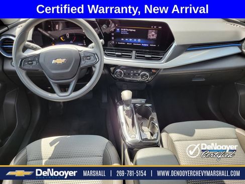 Used 2025 Chevrolet Trax LT FWD image 23