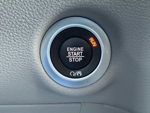 Used 2023 Chrysler Pacifica Touring-L FWD image 32