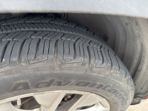 Used 2019 Toyota RAV4 XLE Premium FWD image 21