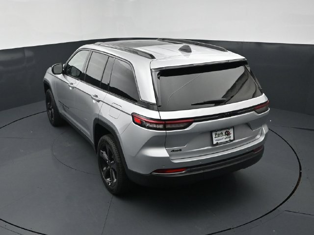 New 2026 Jeep Grand Cherokee Limited w/ Limited Altitude Package AWD/4WD image 16