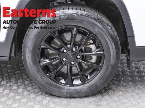 Used 2023 Jeep Cherokee Altitude Lux image 32