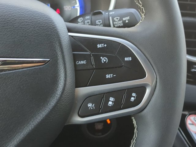 Certified 2025 Chrysler Pacifica Select FWD image 32