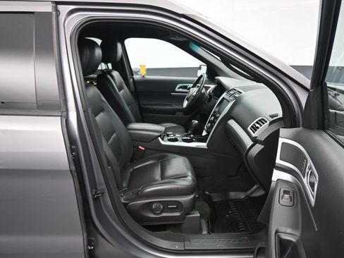 Used 2014 Ford Explorer XLT w/ Equipment Group 202A AWD/4WD image 45