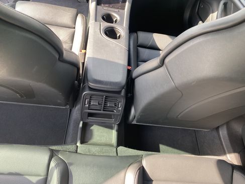 Used 2022 Porsche Taycan image 18