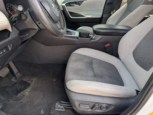 Used 2021 Toyota RAV4 XLE FWD image 17