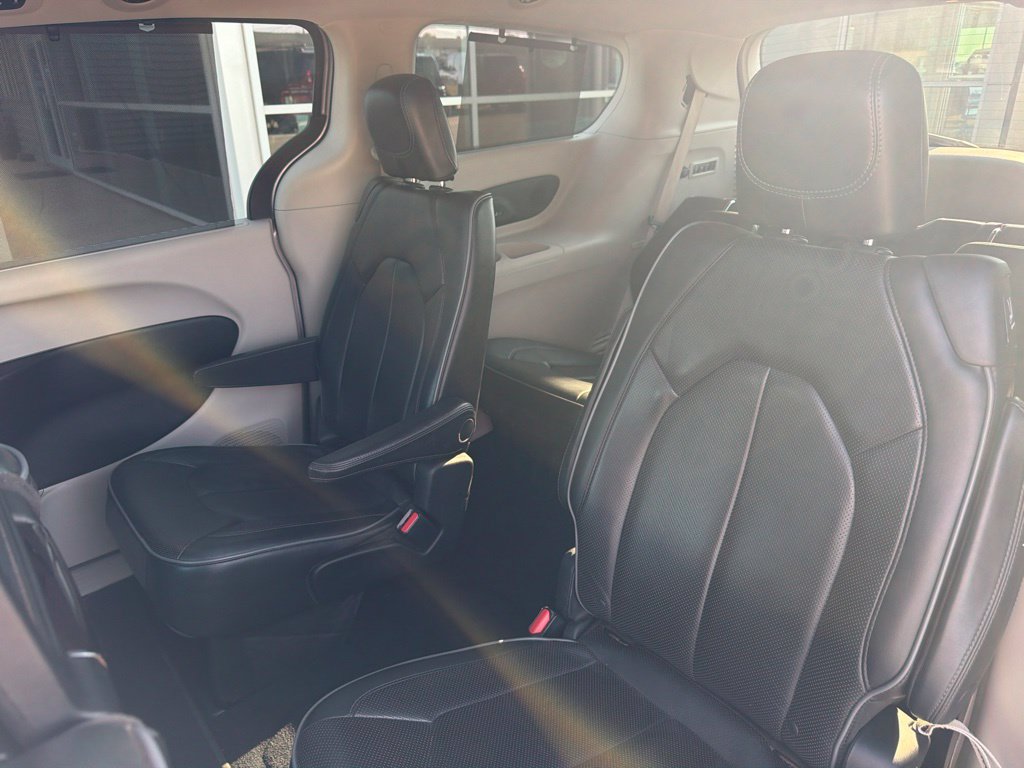 Used 2018 Chrysler Pacifica Limited FWD image 29