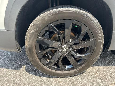 Certified 2023 Volkswagen Taos SE w/ Black Wheel Package AWD/4WD image 9