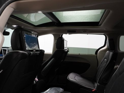 New 2023 Chrysler Pacifica Limited w/ Uconnect Theater Family Group image 20