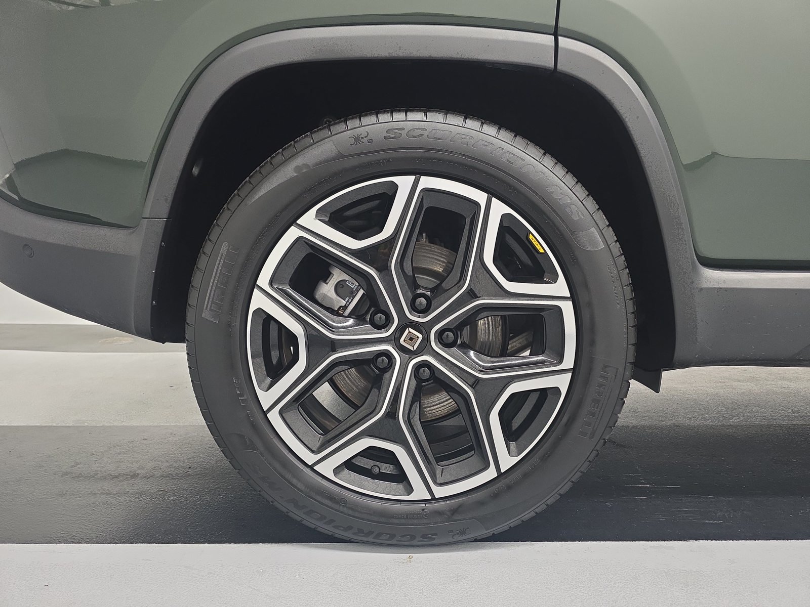 Used 2025 Rivian R1S Adventure Dual AWD/4WD image 12
