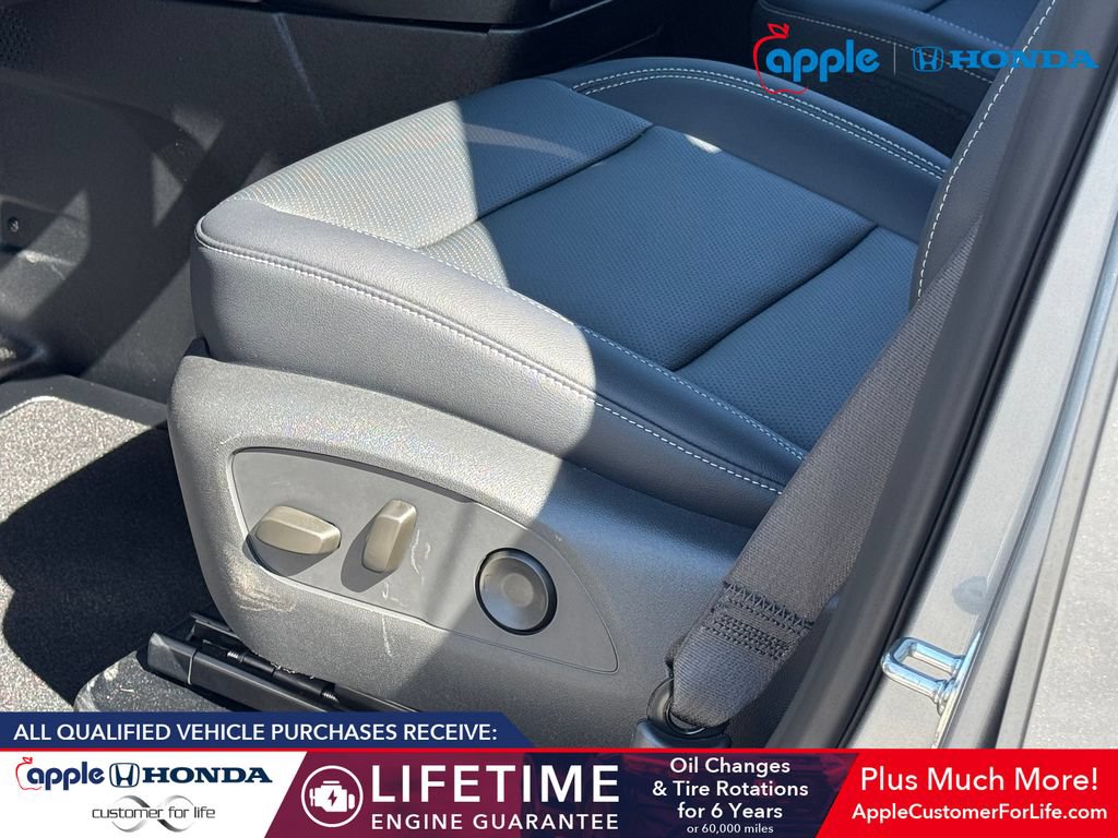 Used 2026 Chevrolet Traverse LT w/ Driver Confidence Package FWD image 8